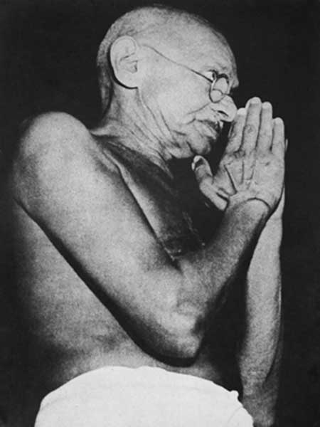 Gandhiji with folded hands.jpg